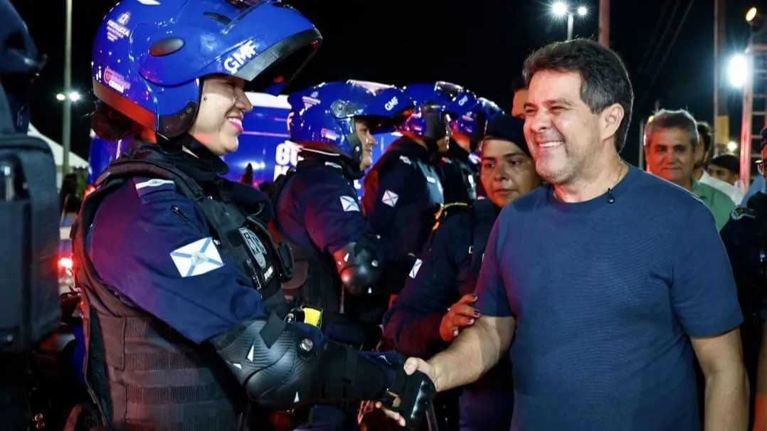 O prefeito Evandro Leitão aperta a mão de uma guarda municipal durante a entrega dos Pelotões dos Bairros